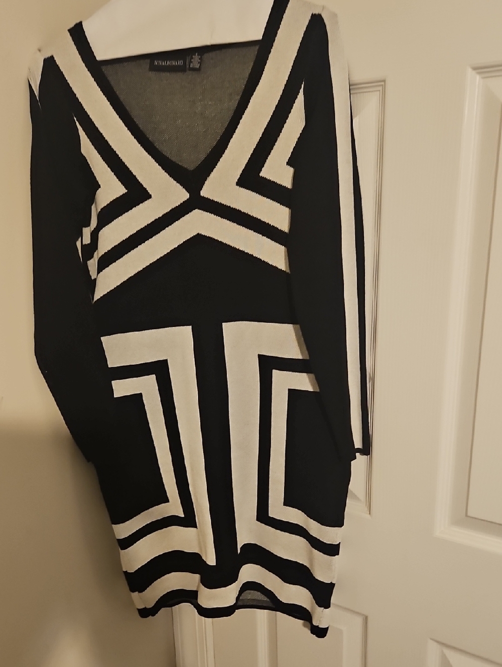 Nina Leonard Black & White Geometric V-Neck Long Sleeve Dress
